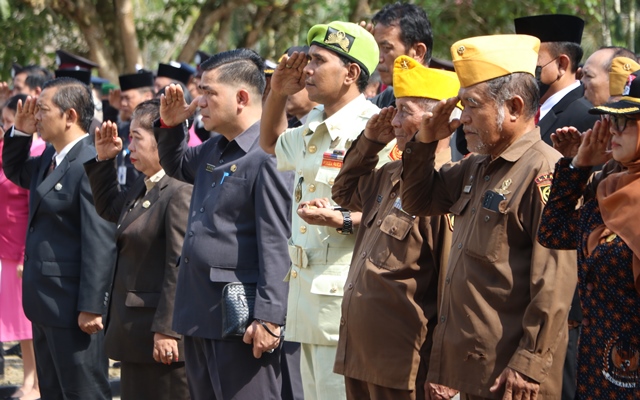 Para keluarga korban Tragedi Mandor saat menghadiri upacara Hari Berkabung Daerah di Taman Juang Mandor, Landak, Rabu (28/6)