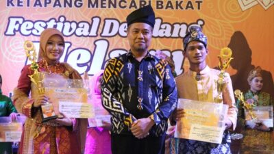 Staf Ahli Bupati Bidang Ekonomi Keuangan dan Pembangunan Pemkab Ketapang Maryadi Asmuie bersama Yani Purwanto dan Amelia Lestari yang berhasil meraih juara di Festival Dendang Melayu pada Sabtu (17/6) malam