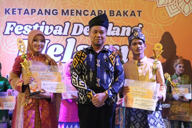 Staf Ahli Bupati Bidang Ekonomi Keuangan dan Pembangunan Pemkab Ketapang Maryadi Asmuie bersama Yani Purwanto dan Amelia Lestari yang berhasil meraih juara di Festival Dendang Melayu pada Sabtu (17/6) malam