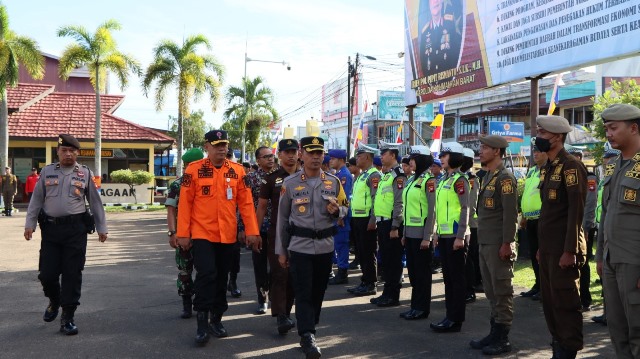 Kapolres Ketapang AKBP Laba Meliala saat memeriksa pasukan gabungan dalam Operasi Bina Karuna Tahap II, Kamis (15/6)