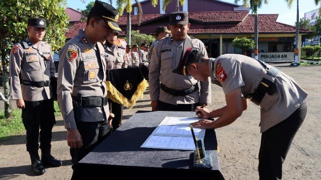 Kapolres Ketapang AKBP Laba Meliala menyaksikan penanda tanganna pergantian empat kapolsek dalam upacara sertijab, Selasa (13/6). Foto: naufal