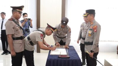 Kapolres Kubu Raya AKBP Arief Hidayat saat sertijab Kapolsek Sui Ambawang dan Kapolsek Rasau Jaya di Mapolres Kubu Raya, Kamis (8/6)