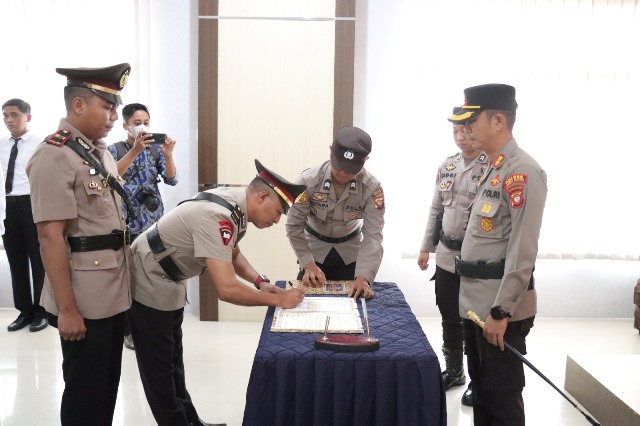 Kapolres Kubu Raya AKBP Arief Hidayat saat sertijab Kapolsek Sui Ambawang dan Kapolsek Rasau Jaya di Mapolres Kubu Raya, Kamis (8/6)