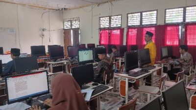 Untuk pertama kalinya cabang Karya Tulis Al-Quran diperlombakan di MTQ IX tingkat Kabupaten Kubu Raya yang diikuti oleh enam orang peserta, Selasa (20/6).