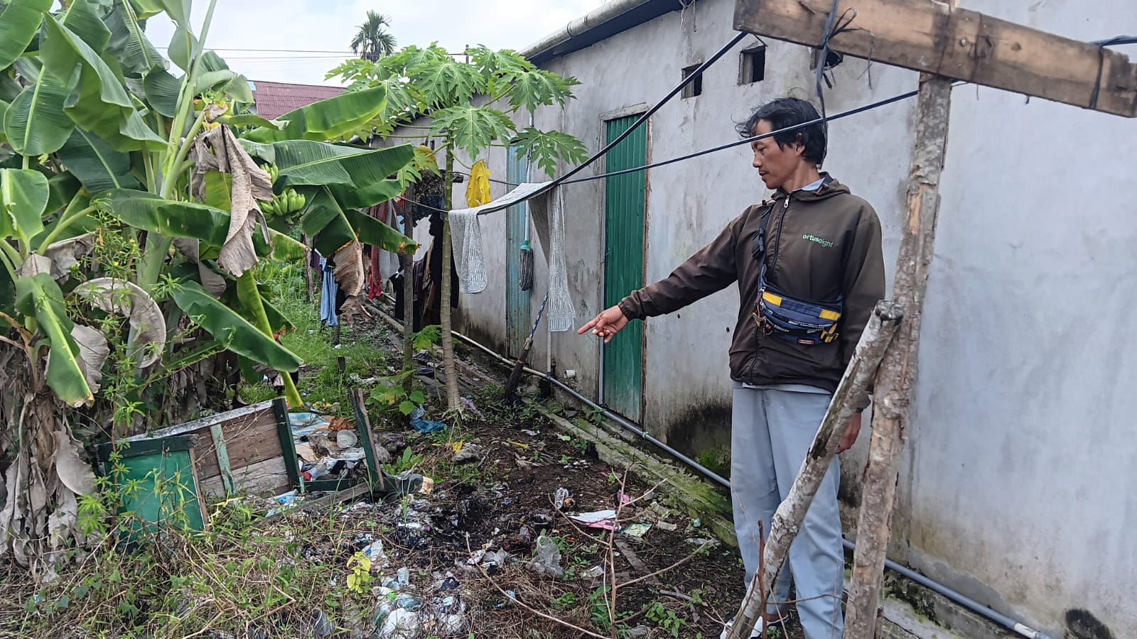 Ketua RT 03 RW 07 Desa Teluk Kapuas Martono saat menunjukan lokasi bayi perempuan yang ditemukan di bawah pohon pisang, Selasa (27/6).