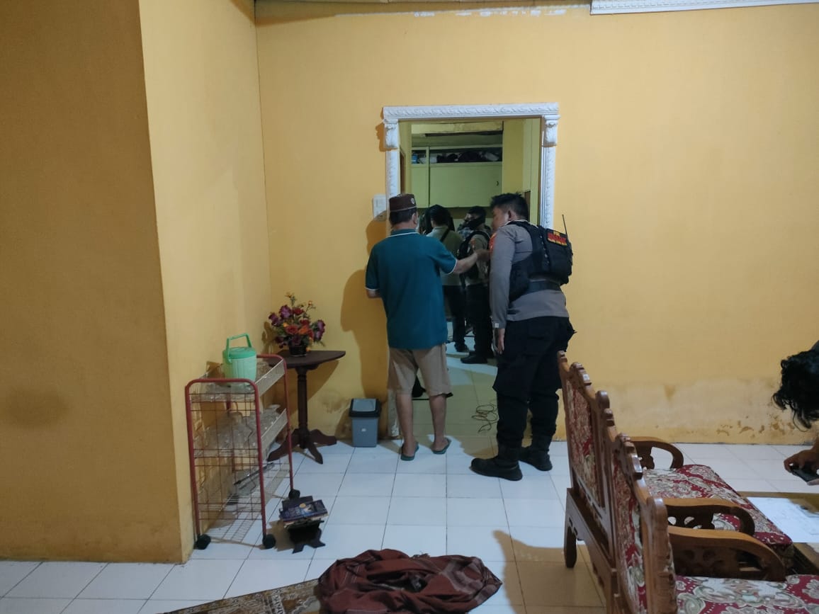 Seorang pria paruh baya bernama Leo Lesmana (56) ditemukan telah meninggal dunia di kamar mandi di rumahnya Komplek Taman Sui Raya Desa Sui Raya Dalam (Serdam). Polisi dibantu warga mengevakuasi jenazah ke RS Anton Sujarwo. Foto: tmB