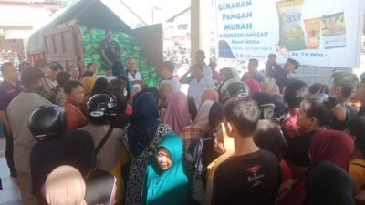 Warga Serbu Pangan Murah di Pasar Seroja