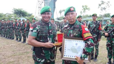 Pangdam XII/ Tpr Mayjen Iwan Setiawan memberikan penghargaan kepada Komandan Satgas Yonif 645/Gty Letkol Inf Hudallah pada Rabu (7/6) yang telah selesai menjalankan tugasnya menjaga perbatasan RI - Malaysia di sektor barat Kalbar selama 365 hari.