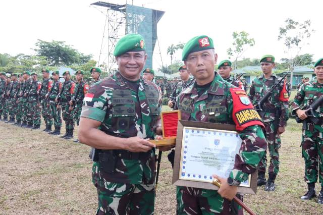 Pangdam XII/ Tpr Mayjen Iwan Setiawan memberikan penghargaan kepada Komandan Satgas Yonif 645/Gty Letkol Inf Hudallah pada Rabu (7/6) yang telah selesai menjalankan tugasnya menjaga perbatasan RI - Malaysia di sektor barat Kalbar selama 365 hari.