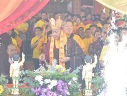 Umat Buddha Mandikan Patung Rupang Buddha