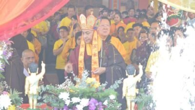 Memperingati Hari Tri Suci Waisak 2567 Buddhis Era (BE) ratusan umat Buddha saling bergantian memandikan patung Rupang Buddha di Vihara Vajra Bumi Kertayuga, Mingggu (4/5). Foto: dian