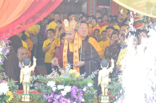Memperingati Hari Tri Suci Waisak 2567 Buddhis Era (BE) ratusan umat Buddha saling bergantian memandikan patung Rupang Buddha di Vihara Vajra Bumi Kertayuga, Mingggu (4/5). Foto: dian