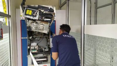 Petugas INAFIS Polres Kubu Raya sedang olah TKP terhadap mesin ATM Bank BTN yang dibobol maling, Selasa (20/6)