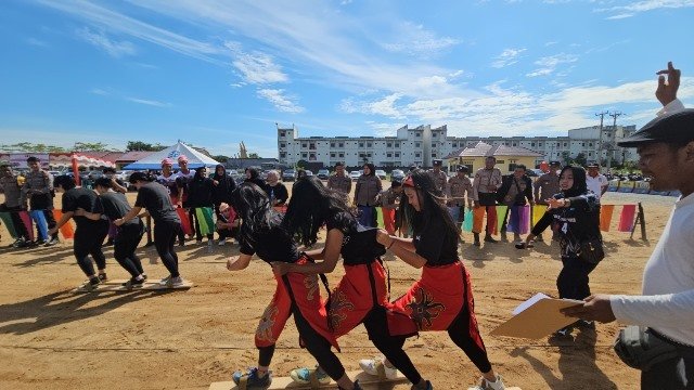 Polres Kubu Raya menggelar lomba gasing dan terompah antarpolsek dalam rangka menyambut Hari Bhayangkara Ke-77, Kamis (22/6). Foto: ist/tmB