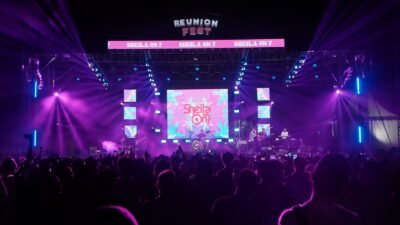 Penampilan Sheila On Seven di Reunion Fest 2023 SMANSA Subang pada Sabtu (17/6) yang dipadati ribuan penonton