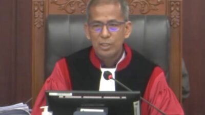 Hakim Mahkamah Konstitusi Saldi Isra yang membacakan pertimbangan Mahkamah Konstitusi terhadap putusan sistem pemilu 2024 proposional terbuka, Kamis (15/6)