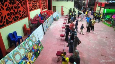 Pameran puluhan hasil karya kaligrafi Cabang Khattil Al-Quran atau seni tulis Al-Quran dari seluruh Kecamatan yang dipamerkan di Tribun Utama MTQ XXXI pada Kamis (15/6) malam. Foto: pek