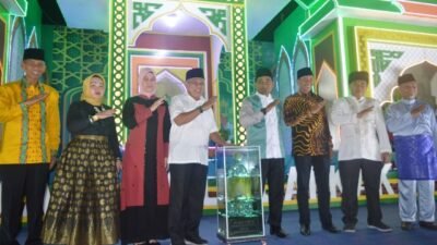 Bupati Kubu Raya Muda Mahendrawan menyerahkan piala kepada Camat Sui Kakap yang telah berhasil menjadi juara umum di MTQ IX Kubu Raya saat penutupan MTQ IX pada Kamis (22/6) malam
