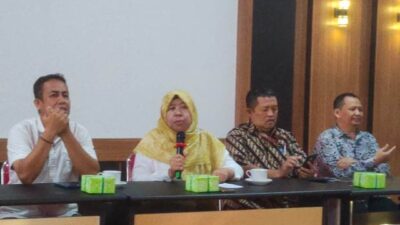 Asdep Pemenuhan Hak Anak Atas Pengasuhan dan Lingkungan Kementerian P3A RI, Rohika Kurniadi Sari didampingi tim lainnya saat menyampaikan hasil temuannya pada Rabuu (21/6) dalam rangka verifikasi Kabupaten Layak Anak (KLA) di Sanggau. Foto: pek