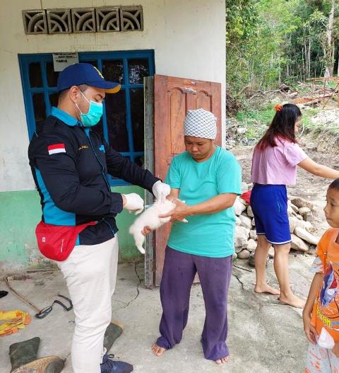 Petugas saat melakukan suntil vaksin anti rabies kepada hewan peliharaan milik masyarakat