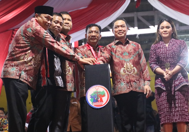 Wakil Gubernur Kalbar Ria Norsan didampingi Kepala Kanwil Kemenag Kalbar saat membuka Pesparawi X Kalbar yang berlangsung di Kabupaten Melawi, Senin (26/6) malam