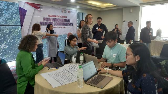 AMSI dan BBC MA melatih jurnalis senior Indonesia tentang konten lingkungan hidup saat Training of Trainers (ToT) for Indonesian Senior Journalists, Rabu (5/7). Foto: AMSI/ tmB