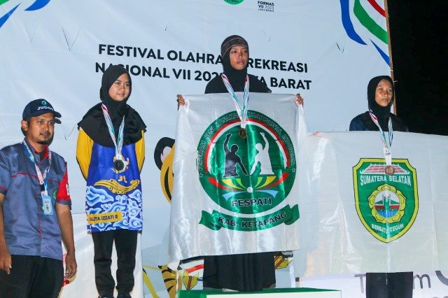 Atlet Ketapang Greisya Adhellia Qorry meraih emas untuk kategori 15 meter tingkat pelajar putri di ajang FORNAS -VII Jabar, pada Selasa (4/7). Greisya mewakili KORMI Kalbar di ajang FORNAS VII