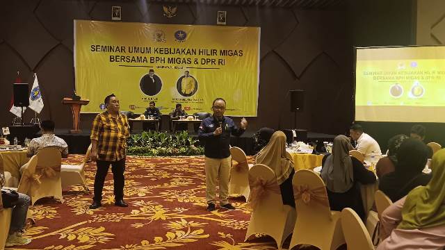 Plt Ketua Partai Golkar Kubu Raya Andre dan Kepala Komite BPH Migas RI, Abdul Halim saat memaparkan tentang kebijakan BMM Subsidi di Kalbar, Rabu (5/7)