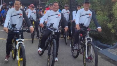 Bupati Sanggau Paolus Hadi dan Kepala Kejari Sanggau Anton Rudiyanto bersama warga Sanggau mengikuti gowes dalam rangka Hari Bhakti Adhyaksa, Minggu (9/7)