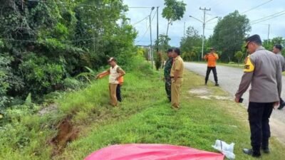 Bupati Sanggau Paolus Hadi meninjau pergerakan tanah yang mengakibatkan longsor di kompleks Sabang Merah Kelurahan Bunut Kecamatan Kapuas, Senin (3/7)