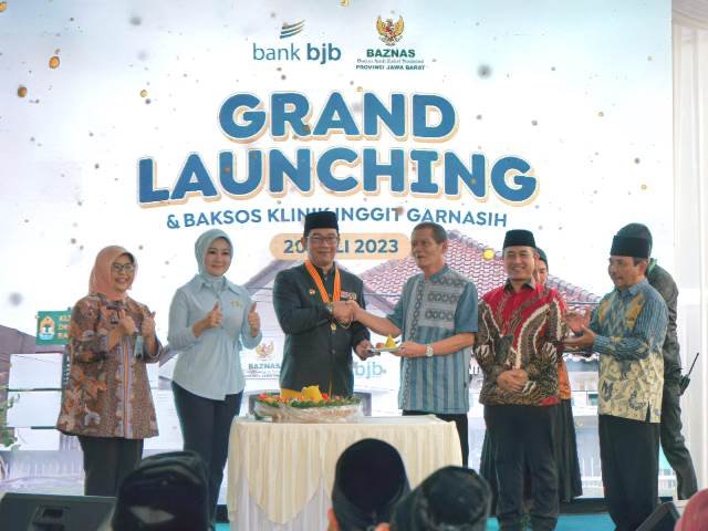 Gubernur Jawa Barat Ridwan Kamil, Ketua Baznas RI Noor Achmad, Ketua Baznas Jabar Anang Jauharuddin, serta Direktur Keuangan Bank BJB Nia Kania saat syukuran peresmian Klinik Inggit Garnasi pada Kamis (20/7) yang dirangkaikan dengan penyerahan santunan kepada lansia dan veteran. Foto: ist/tmB
