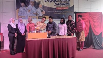 Wali kota Pontianak Edi Rusdi Kamtomo bersama Konsulat Malaysia Azizul Zekri Abd Rahim saat membuka dapur Sarawak di Pontianak, Sabtu (8/7). Foto: dian