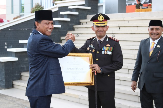 Wakil Bupati Ketapang Farhan memberikan penghargaan kepada Kapolres Ketapang AKBP Laba Meliala saat upacara HUT ke-77 Bhayangkara, Sabtu (1/7)