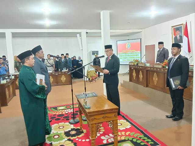 Ketua DPRD Kubu Raya Agus Sudarmansyah melantik Ahmad Yani menggantikan Inna Marshalla yang di-PAW, Rabu (5/7). Menantu mantan Bupati Kubu Raya itu di-PAW lantaran pindah ke Partai Gerindra. Foto: rob