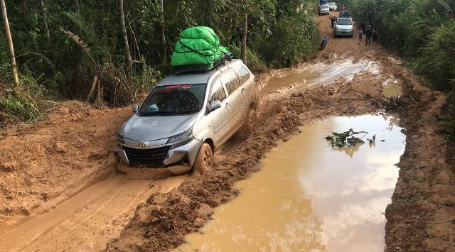 Kerusakan akses jalan Raya Kayan Hulu - Kayan Hilir di Kabupaten Sintang sudah tergolong parah. Kondisinya hancur lebur bak bubur berlumpur. Hampir setiap hari, kendaraan yang melewati jalan ini tidak lepas dari jeratan amblas. Bahkan, kondisi mobil pun terpaksa mengalami kerusakan.