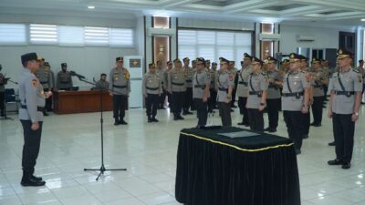 Kapolda Kalbar Irjen Pol Pipit Rismanto pada Senin (10/7) memimpin sertijab pejabat utama diantaranya dua direktur dan tiga kapolres yang mengalami pergantian