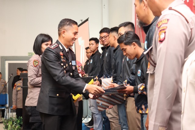 Kapolres Kubu Raya AKBP Arief Hidayat memberikan penghargaan kepada personel yang berprestasi saat mempringati HUT ke-77 Bhayangkara, Sabtu (1/7)