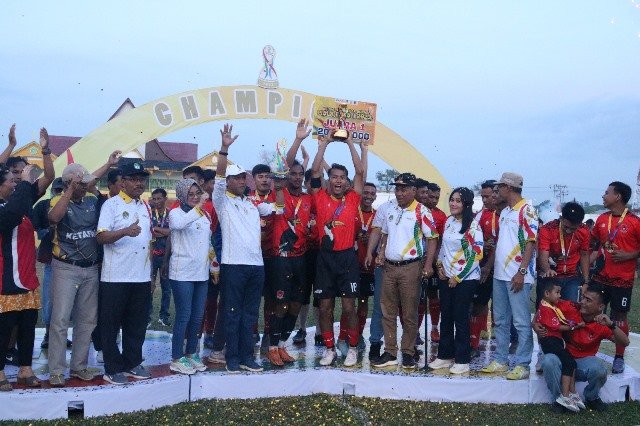 Bupati Ketapang Martin Rantan saat menutup kejuaraan sepak bola Piala Bupati pada Jumat (29/7) sore di Stadion Tentemak. Dan tim Mandau Putra keluar sebagai juara setelah menaklukan Forsas di final
