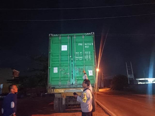 Seorang kernet truk kontainer terkena setrum listrik dari kabel listrik di jalan saat melintas di Jalan Trans Kalimantan Desa Kapur Kabupaten Kubu Raya. Foto: ist/tmB