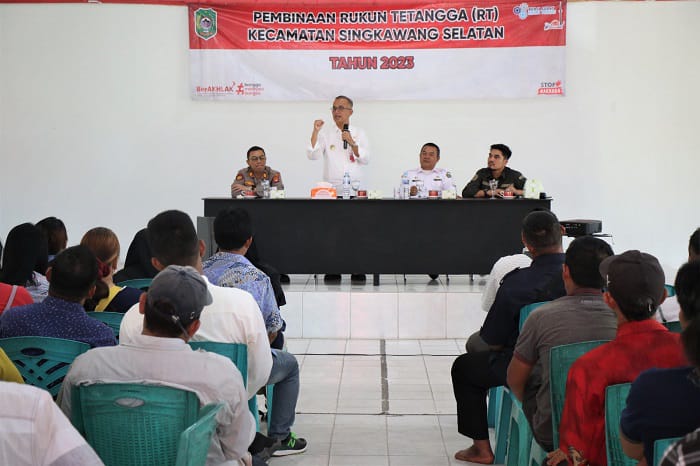 Pj Wali kota Singkawang Sumastro saat pembinaan kepada RT, Rabu (5/7) menyampaikan Ketua RT mendapatkan perlindungan BPJS. Foto: uck