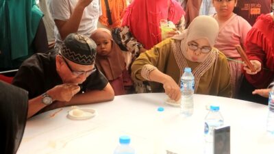 Peserta yang begitu semangat menghabiskan kue tradisional ongol-ongol yang gurih dan manis agar menjadi yang tercepat dan menang. Lomba yang digelar pada Jumat (21/7) ini rangkaian dari Festival Makan Bersama yang dihelat di Kota Pontianak Foto: iki