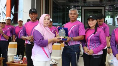 Bupati Ketapang Martin Rantan didampingi Wabup Ketapang Farhan menyerahkan plakat kepada Ketua IBI Ketapang saat HUT ke-72 IBI, Minggu (30/7). Martin berharap bidan bekerja profesional seiring perkembangan teknologi di era digital. Foto: naufal