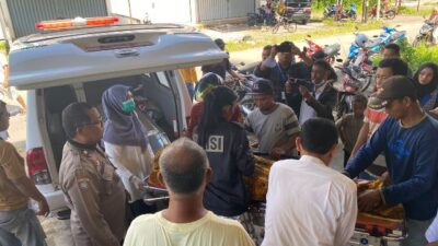 Warga heboh menemukan mayat yang terbaring di depan sebuah ruko di depan Gang Harum Manis Komplek Korpri Dusun Bunga Desa Sungai Raya Dalam (Serdam), Rabu (5/7). Foto: ist/tmB