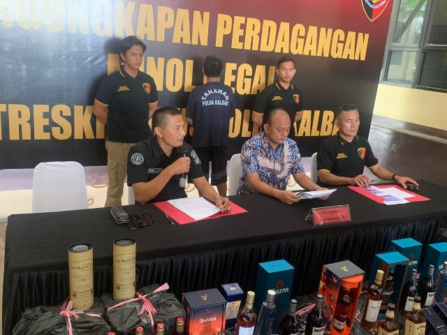 Direktur Ditreskrimsus Polda Kalbar, Kombes Pol Sardo M P Sibarani, Sabtu (8/7) mengungkapkan puluhan ribu botol minuman beralkohol (minol) dari Malaysia yang berhasil diamankan tim gabungan di Pelabuhan Dwikora Pontianak untuk dikirim ke Jakarta.