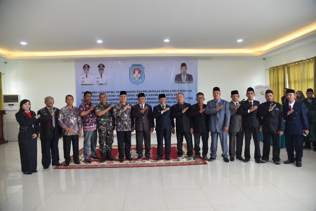Bupati Kubu Raya Muda Mahendrawan foto bersama usai melantik 78 orang anggota BPD dari 16 desa di 6 kecamatan, Jumat (21/7)