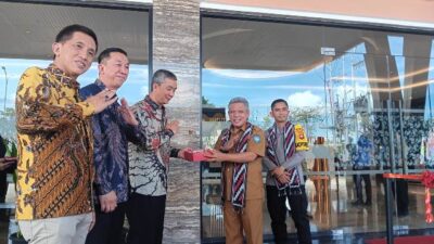 Bupati Kubu Raya Muda Mahendrawan menerima cindramata dari Dirut Hotel Alimoer Tomo Suhendro saat soft opening, Senin (3/7). Foto: dian