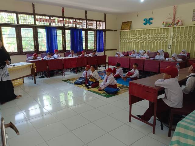 Murid SDN 64 Sui Raya di Komplek Korpri Sui Raya Dalam yang belajar di lantai lantaran kekurangan meja kursi. Kondisi ini mendapat perhatian serius dari DPRD Kubu Raya yang melakukan sidak, Selasa (25/7). Foto: rob