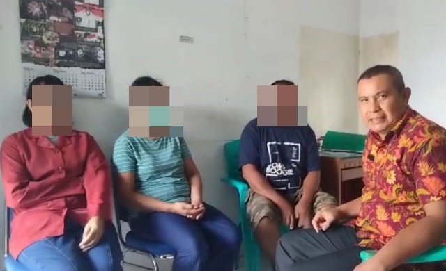 Kepala Bidang Rehabilitasi Sosial, Dinsos P3AKB Kabupaten Sanggau, Aang Syahroni saat meninjau kondisi ODGJ di Sanggau, Selasa (25/7). Foto: pek