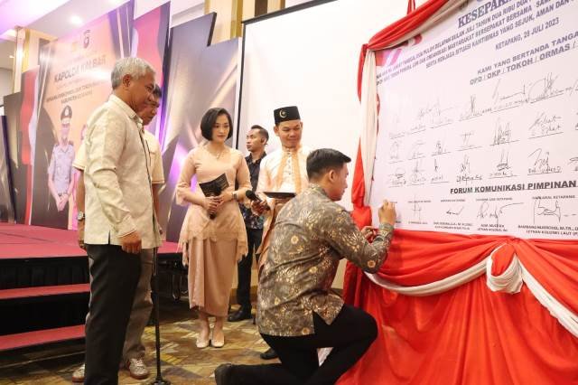 Bupati Ketapang Martin Rantan dan Wakil Bupati Ketapang Farhan menyaksikan penanda tanganan Pakta Integritas Pemilu Damai oleh Forkompinda, tokoh masyarakat, tokoh agama dan tokoh adat. Kegiatan yang dihelat pada Kamis (27/7) ini bagian dari rangkaian silaturahmi Kapolda Kalbar Irjen Pol Pipit Rismanto ke Ketapang