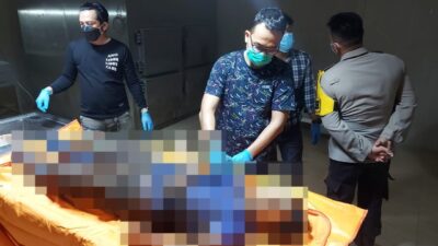 Dokter RS Bhayangkara melakukan autopsi terhadap jenazah Riski pekerja pabrik Pundi Lahan Khatulistiwa yang tewas terpenlintir mesin conveyor pada Jumat (28/7)